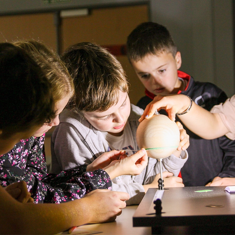 En septembre, octobre et novembre, faîtes profiter vos élèves d'une journée sur le thème de l'espace avec des ateliers et animations dans le plus grand planétarium de France !